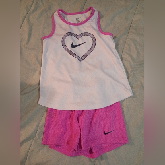 Girl 4t Bundle - Picture 1 of 10
